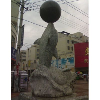 海豚戏球石雕