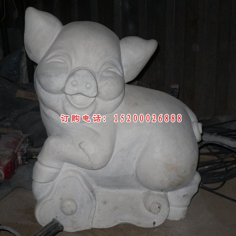 咧嘴笑的猪石雕，公园动物石雕
