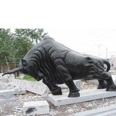 开荒拓荒牛石雕，公园动物雕塑