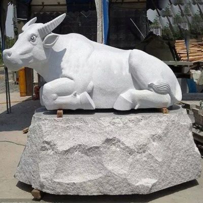 卧着的石雕 公园动物雕塑