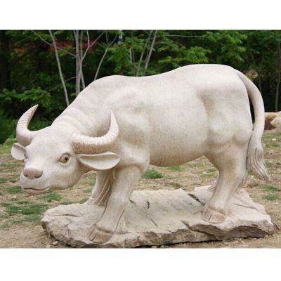 小牛石雕，公园动物雕塑