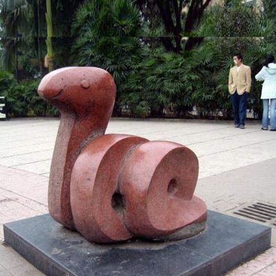 抽象蛇雕塑，公园动物石雕