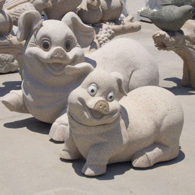 卡通小猪石雕，公园动物雕塑
