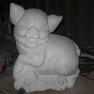 咧嘴笑的猪石雕，公园动物石雕