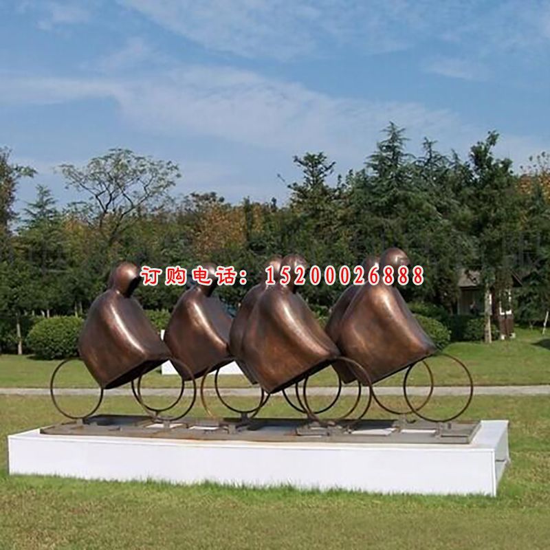 披着雨披骑着单车的抽象人物雕塑，园林景观雕塑