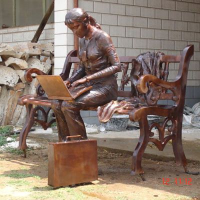 女孩玩电脑铜雕，广场景观铜雕