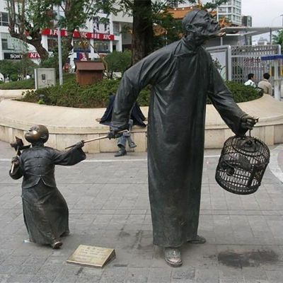 祖孙俩遛鸟铜雕，街边景观雕塑