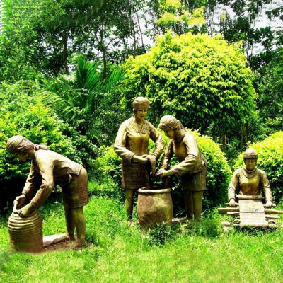 干活的少数民族女人铜雕