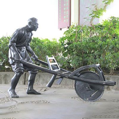 推独轮车人物铜雕，公园景观雕塑