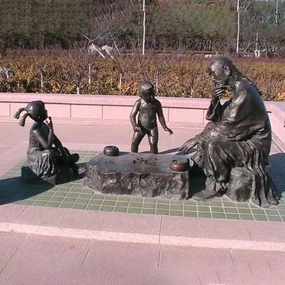 老人与小孩下棋雕塑，公园景观铜雕
