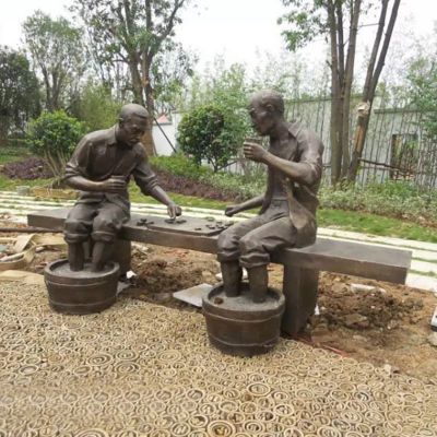 泡脚下棋的人物铜雕，公园景观雕塑