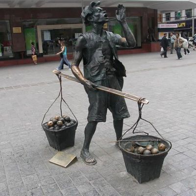 叫卖铜雕，步行街人物雕塑
