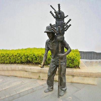 卖糖葫芦的人物铜雕，公园景观雕塑