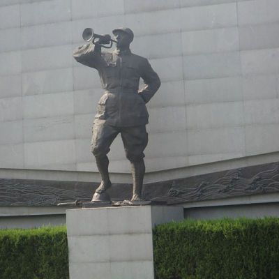 吹号角人物铜雕，抗战时期人物雕塑
