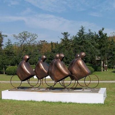 披着雨披骑单车的抽象人物铜雕