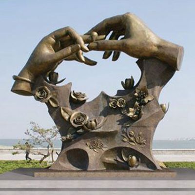 不锈钢戴戒指  广场景观雕塑