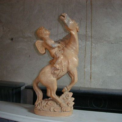 小天使骑马石雕，晚霞红景观石雕 