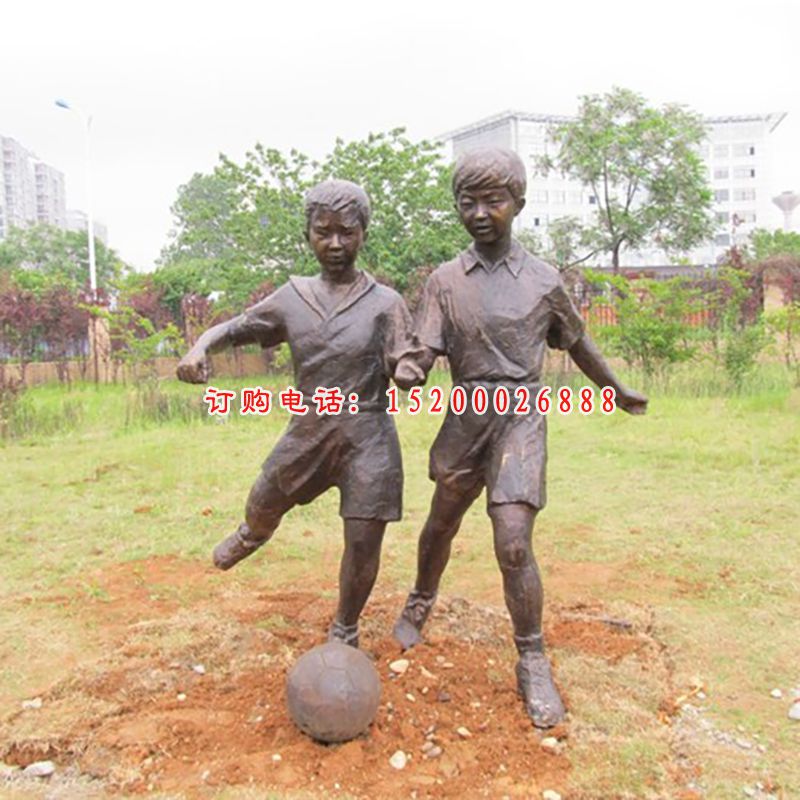 踢足球人物铜雕，公园人物雕塑