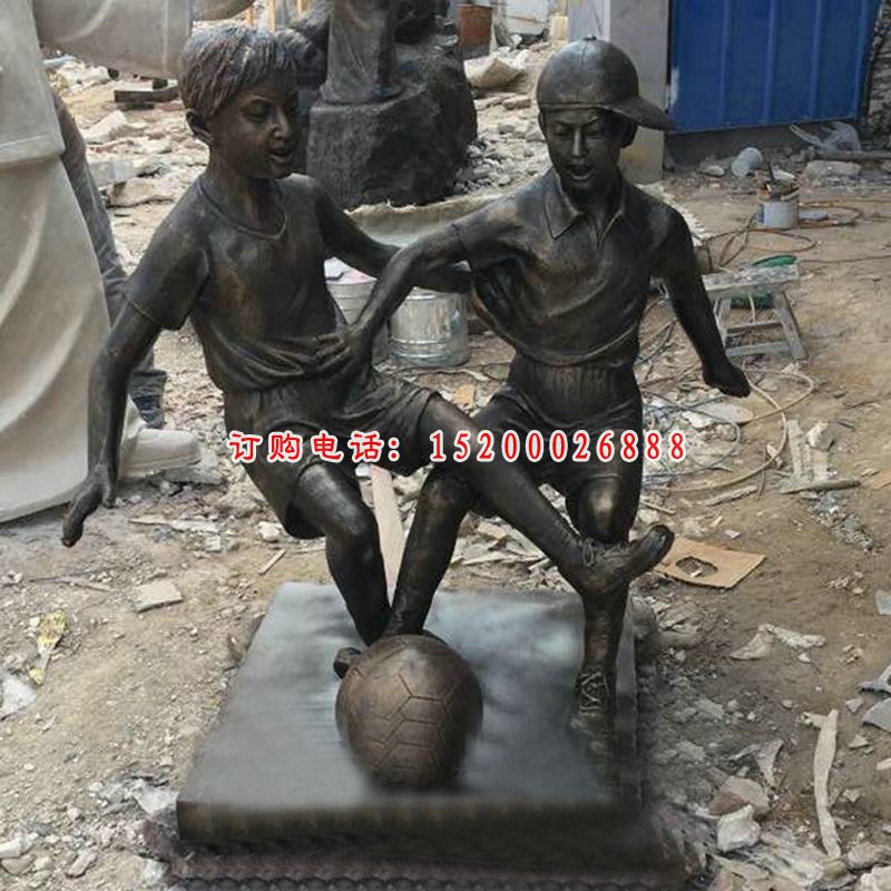 踢足球的人物铜雕，公园人物雕塑