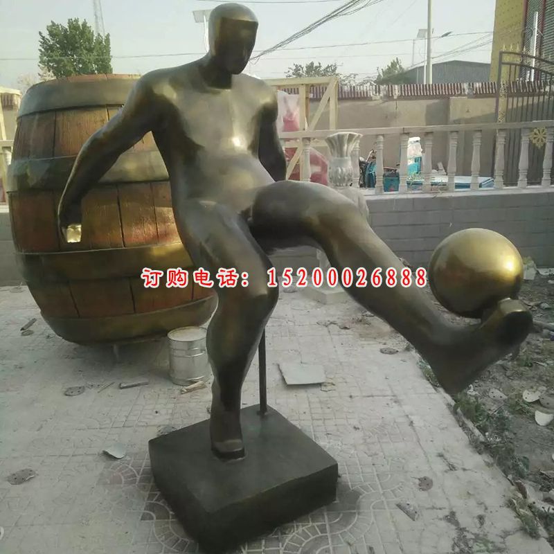 玻璃钢踢足球雕塑，仿铜踢足球雕塑
