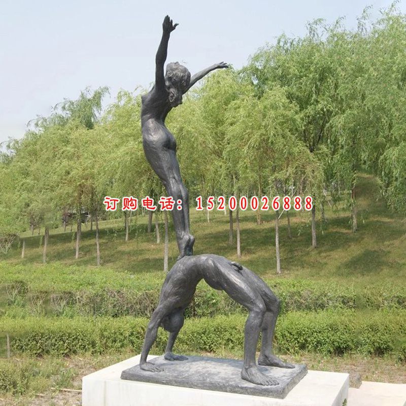 练杂技人物雕塑，公园景观铜雕