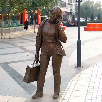打电话女人雕塑，现代人物铜雕