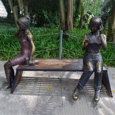 现代时尚女孩铜雕，公园景观铜雕