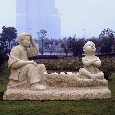 小孩与成人下棋石雕，公园景观石雕