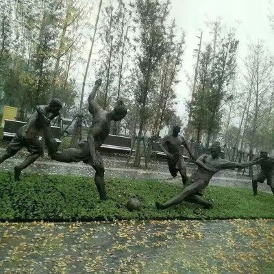 踢足球铜雕，公园运动铜雕，公园人物铜雕