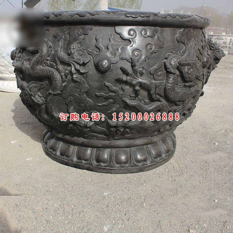 龙戏珠浮雕水缸，圆形石水缸