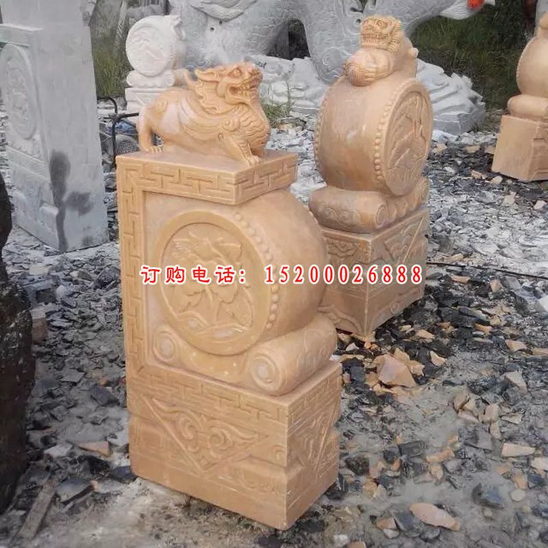 晚霞红石雕门墩，狮子石抱鼓