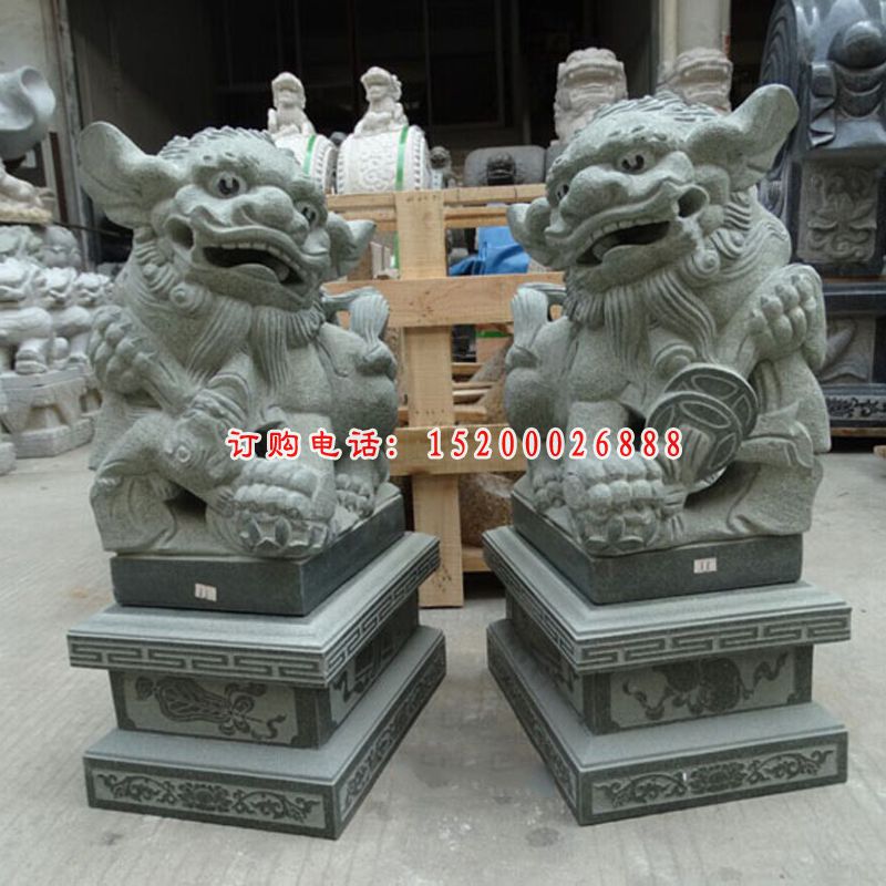 青石献钱狮雕塑，石狮子雕塑