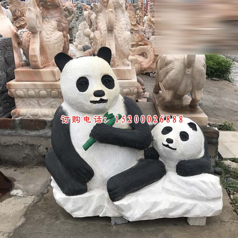 熊猫吃竹子雕塑，公园动物石雕