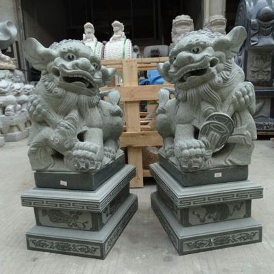 青石献钱狮雕塑，石狮子雕塑