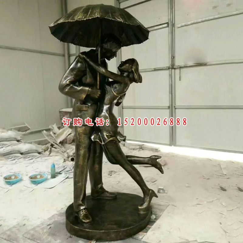 雨伞下拥抱的情侣雕塑 玻璃钢仿铜公园人物雕塑