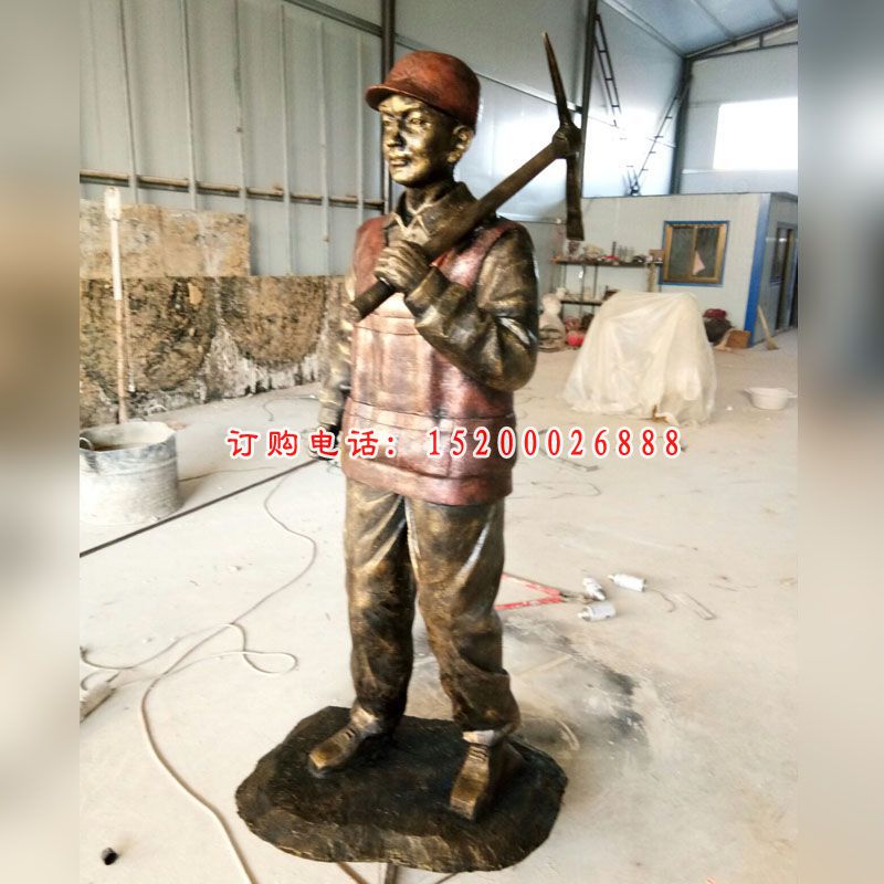 干活的工人雕塑，玻璃钢仿铜人物雕塑