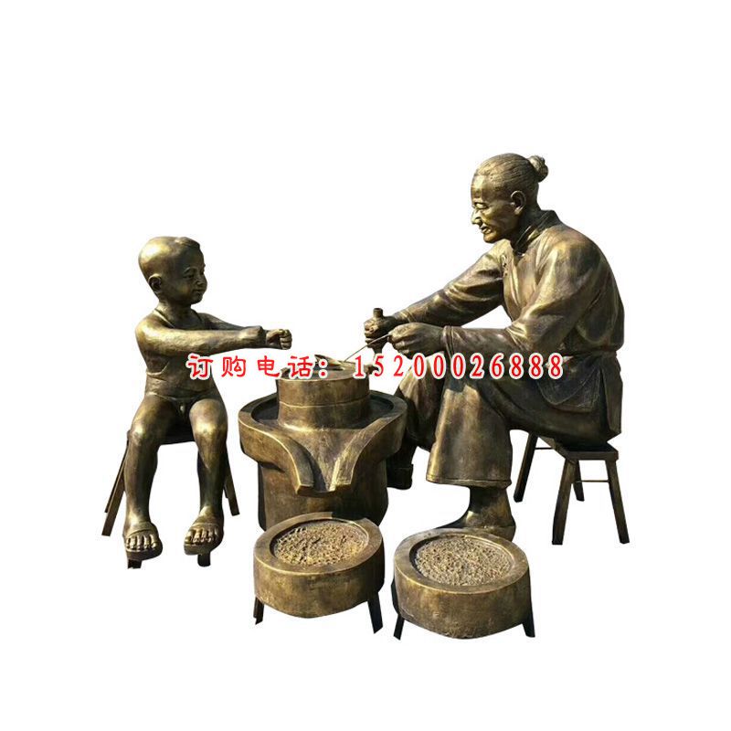 玻璃钢仿铜民俗人物雕塑磨豆子的祖孙俩雕塑 (2)
