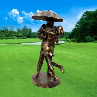 打雨伞拥抱的情侣雕塑 玻璃钢仿铜人物雕塑