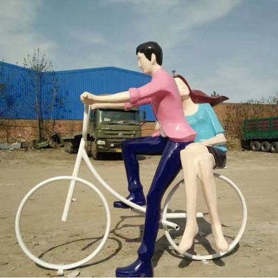 公园玻璃钢骑自行车的情侣仿真人物摆件
