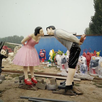 接吻的情侣雕塑，玻璃钢西方人物雕塑