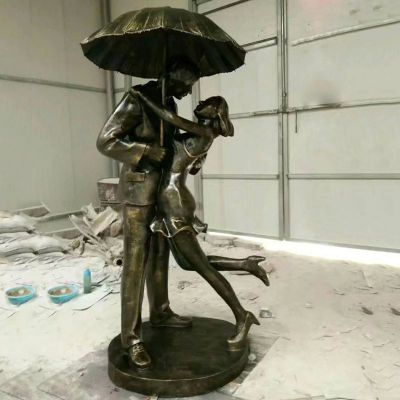 玻璃钢雨伞下拥抱的情侣雕塑