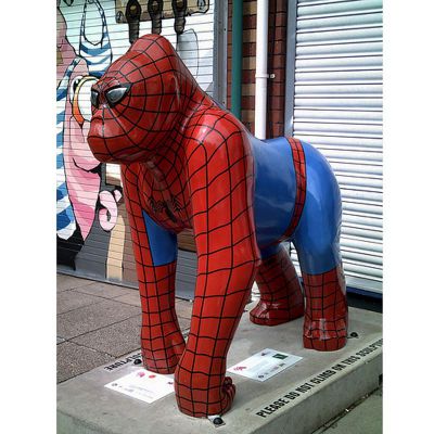 玻璃钢仿真蜘蛛侠猩猩雕塑，商场景观摆件
