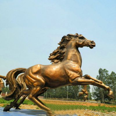 奔腾的铜雕马，公园动物铜雕