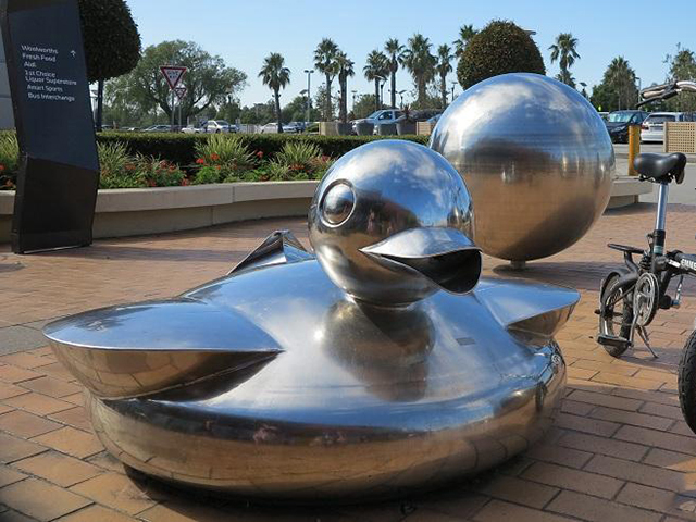 不锈钢大黄鸭和镜面球，广场不锈钢雕塑_wps图片
