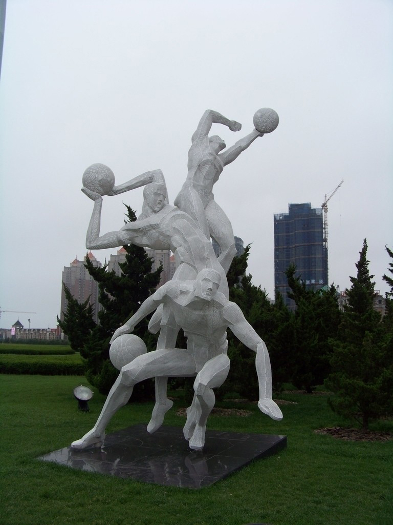 不锈钢打篮球的抽象人物雕塑，公园不锈钢雕塑_wps图片