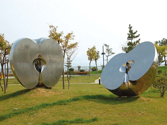 不锈钢镜面半块苹果 公园景观雕塑_wps图片