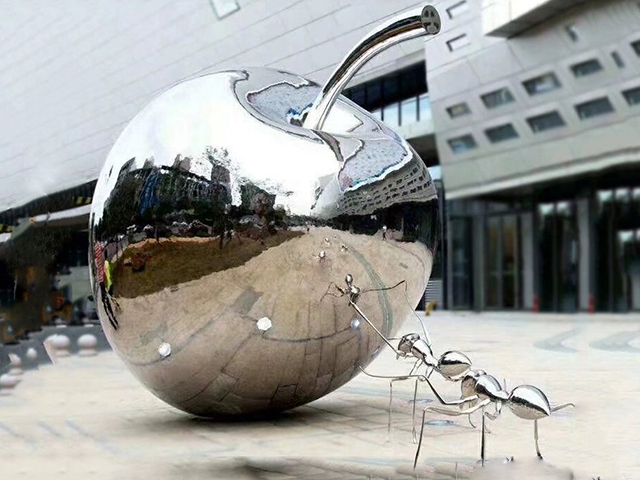 不锈钢镜面苹果和蚂蚁步行街景观雕塑_wps图片
