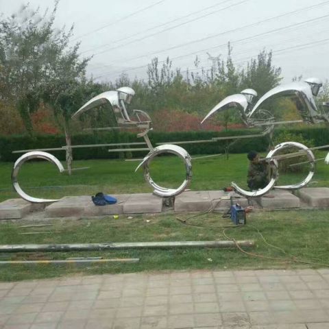 不锈钢骑车景观雕塑